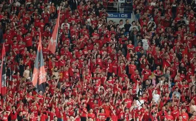先赛登顶！蓉城4-1双杀海港，终结对手13轮不败——古尔芬克尔独造三球闪耀全场